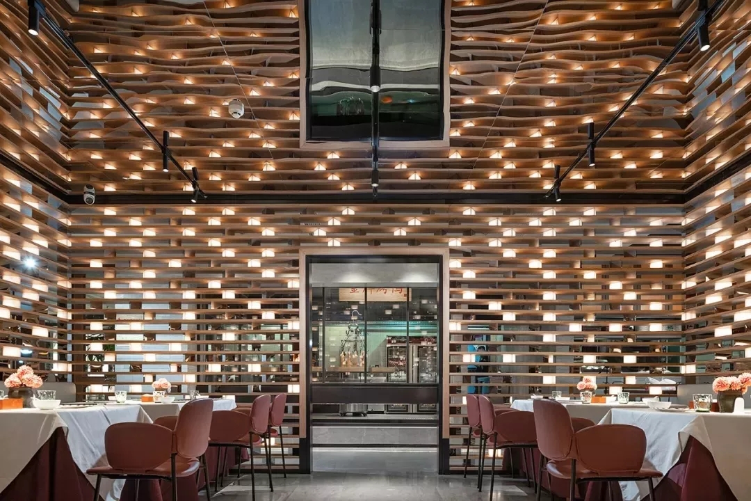 网红餐厅大鸭梨烤鸭店以全新的餐饮空间设计，冲破品牌桎梏，重塑品牌形象